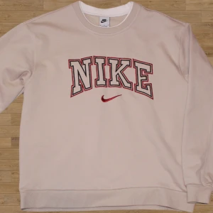 Beige sweatshirt från Nike - Nike Sweatshirt – Beige – 199kr Säljer en snygg och bekväm Nike sweatshirt i beige färg. Perfekt för en avslappnad och stilren look!   ✅ Mått:  Axelbredd: 54 cm  Byst: 58 cm  Ärmlängd: 58 cm  Plagglängd: 65 cm  ✅ Detaljer: (Se sista bilden för exakta mått)  Mjuk och skön kvalitet  Klassisk Nike-logga broderad på framsidan  Ingen print på baksidan   Pris: 199 kr Skick: Bra skick  Hör av dig vid intresse! 😊
