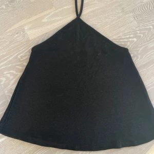 glittrig fest topp  - skit snygg topp med glitter och knytband! sista bilden är från en konsert i sommar och så sitter toppen på💞 har endast använt den en gång💕