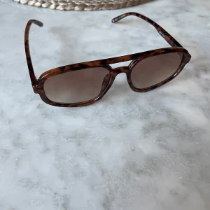 Bruna solglasögon  - Snygga solglasögon som är helt nya. Aldrig använda och är perfekt nu till vår och sommar. Passar båda till tjej och kille