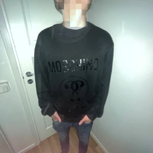 Moschino sweetshirt storlek m/l - En riktigt fet Moschino sweetshirt i storleken m. Har knappast använt den så skicket är i topp. Den är 100% äkta. För mer info eller frågor så är det bara att höra av sig vid frågor eller annat! 