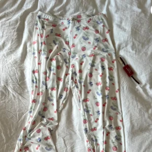 Djerf pyjamas byxor summer berries - Säljer djerf byxorna summer berries i storlek xs köpt för typ 2-3 år sedan. De tre sista är mina bilder de andra är för hemsidan. Som man ser är de lite missfärgade åt det blåa/gråa hållet och har även en ring på baksidan och även printer slitits bort vid fötterna då de är för långa för mig. Vill mest få sålt så kan tänka mig gå ner i pris hör av er vid frågor!