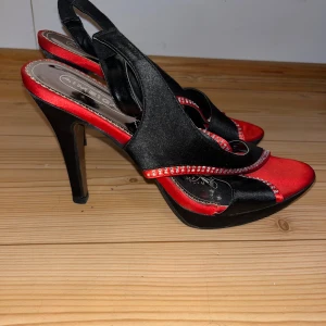 Korkokengät - Ihanat punertavat korkokengät. Koko 38/39. Korko n 10cm, pohjallinen n 25,5cm. Kissatalous MMM, lisätietoja saa kysymällä Katsothan myös muut ilmoitukseni Mikäli hinta ei miellytä tarjoa rohkeasti!