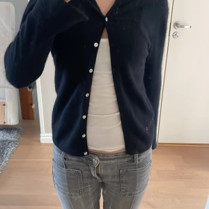 Kofta - Superfin svart kofta från Cote Femme. Den har en slits på ärmarna (se bild 3). Köpt från Plick, säljer pga den är för liten💗 Skriv gärna för frågor, priset kan diskuteras.