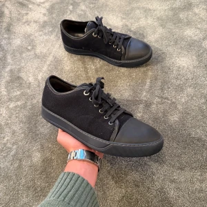 Lanvin Steal🟥 - Säljer nu dessa riktigt feta lanvins i storlek 41/42 eller UK 7! De är helsvarta med en matt captoe⭐️ Skick: 9,5/10. Hör av er vid minsta fundering!💯🌟🙌🏽