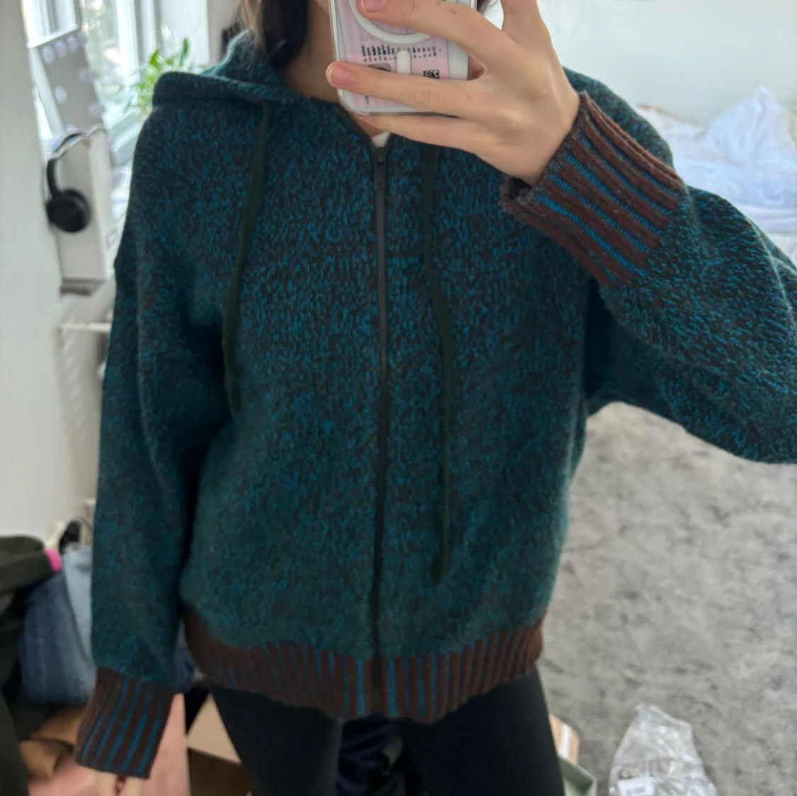 Blå och brun stickad hoodie - 2