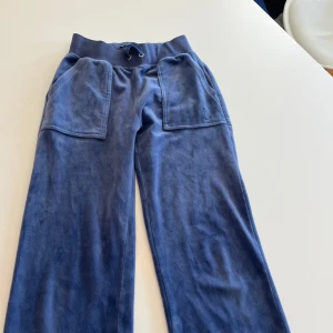 Blå mjukisbyxor från Juicy Couture - Säljer ett par blå mjukisbyxor från Juicy Couture. Knappt använda. Kan absolut gå ner i pris vid snabbt köp 