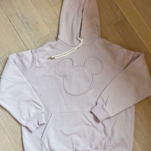 Ljuslila hoodie från disney - Mycket bra skick, från h&m men det är en Disney tröja som man ser på lappen (se bild) 