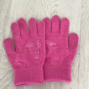 Rosa stickade handskar - Säljer ett par rosa vantar från edea 