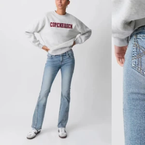 Blå jeans med broderade bakfickor - Bootcut jeans I från ginatricot med broderade bakfickor. Aldrig använda men lappar borttagna!