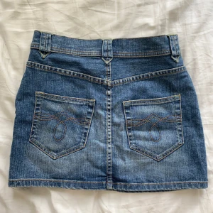 Blå jeanskjol med fickor - Snygg blå jeanskjol