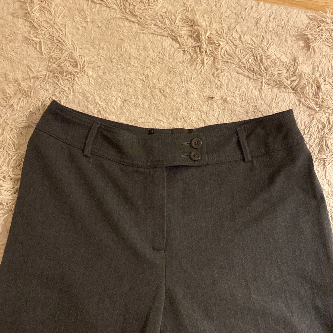 Grå/svart  kostymbyxor från KappAhl - 1
