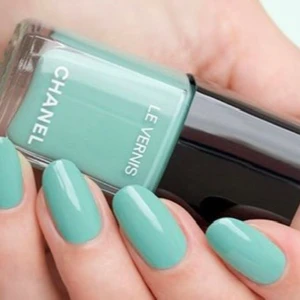 Chanel Le Vernis Nagellack i Verde Pastello - Chanel Le Vernis nagellack i färgen Verde Pastello. En elegant och fräsch pastellfärgad nyans som ger en lyxig finish. Flaskan innehåller 13 ml fullstorlek och har en stilren design med Chanels ikoniska logotyp på locket. Enbart testad.