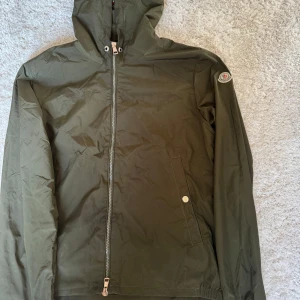 Moncler windbreaker - Den är storlek 2 vilket motsvarar M/S. har liten små skada på högerfickan