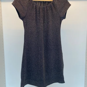 Glitter klänning  - Super fin klänning som är i glitter! Skulle säga att den är i XS-S men det står ingen lapp