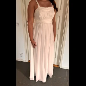 Vit klänning  - Säljer snygg långklänning. Aldrig använd då den var reserv till ett bröllop och inte kommer till användning! Vet ej vart ifrån den är🤍