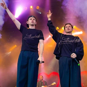 Marcus & Martinus POSTERS - Säljer Marcus & Martinus posters från konserter i olika storlekar.💕  Det finns fler annonser med fler bilder. Bilderna är egentagna och högupplösta. Priserna varierar vid val av storlek.  Kan välja storlekar från 10x15cm till 50x70cm Postrarna skrivs ut på fint halvmatt posterpapper!  Plick förstör upplösningen lite, så bilderna är inte så ”blurriga” i verkligheten💕