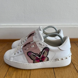 Valentino open sneakers  - Säljer nu dessa limit edition Valentino open skor | Super fint skick | Storlek 36 | Kvitto ingår som intygar äktheten | Hör gärna av er vid frågor eller funderingar 😊