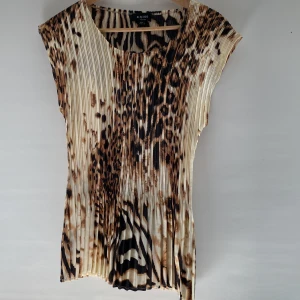 Leopardmönstrad topp från Kriss - Säljer en cool leopardmönstrad topp från Kriss i 100% polyester. Toppen har ett väldigt skönt och unikt material som är väldigt stretchiga men sitter åt fint. Passar perfekt till fest🐆nypriset är ca 1000kr 💕