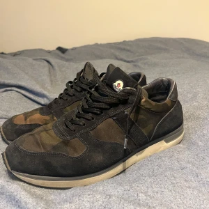 Moncler Montego Sneakers - Hej! Säljer nu ett par fina och fräscha Moncler Montego Sneakers. Strl 43, sitter som en halv storlek större, hör av dig vid fundering eller fler bilder! 