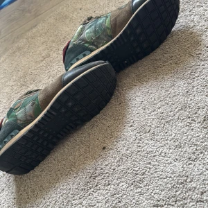 Valentino rockrunners i kamouflage  - Snygga valentinos med ett coolt camouflagemönster och röda detaljer på hälen. Skorna har snörning och en bekväm sula. Perfekta för en avslappnad stil. Lite defekter på tån och hälen även sidorna litegrann men inget mer. Skriv om det är något😁