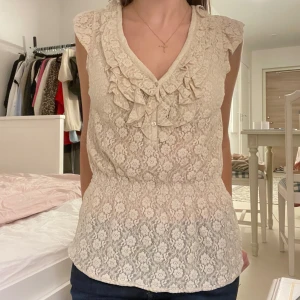 Söt spetstopp - Superfin spetstopp med volanger🌸💕 Säljer då den tyvärr är lite stor på mig🤗