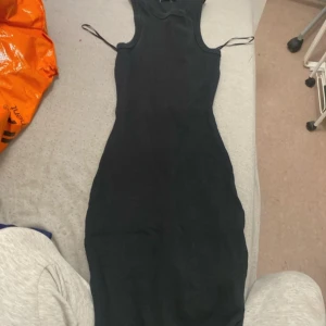 Svart klänning från FB Sister - Snygg svart klänning från FB Sister i storlek S. Klänningen är ärmlös och har en tight passform som framhäver figuren. Perfekt för en kväll ute eller en speciell tillställning.