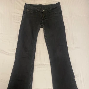 Svarta bootcut jeans - Snygga svarta bootcut jeans från cheap monday i storlek 30/32. Lite slitna längst ner.