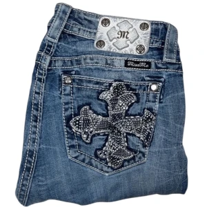 Miss Me jeans - Skinny Miss Me jeans. W30. Lagningar (bild 3) [Ytterbenslängd 98cm] [Innerbenslängd 71cm] [Midja 37cm] [Benöppning 15cm]