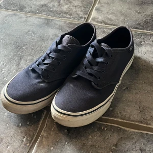 Mörkblå sneakers från Vans - Säljer ett par klassiska mörkblå Vans med vit sula och snörning. Perfekta till sommaren och passar till det mesta. Väldigt bra skick, inga defekter❤️