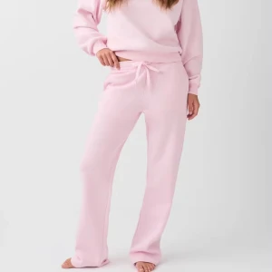 Rosa mjukisbyxor - Säljer ett par bekväma rosa mjukisbyxor med dragsko i midjan. Byxorna har en avslappnad passform och är perfekta för en mysig dag hemma. SLUTSÅLDA