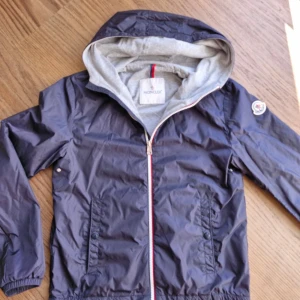 Mörkblå vindjacka från Moncler - Säljer en mörkblå vindjacka från Moncler.                             Nypris: 4055kr Storlek: 12 år