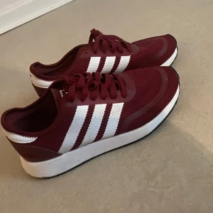 Adidas sneakers - Snygga sneakers från Adidas, knappt använda 