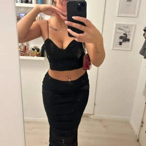 Svart Gina set - Kjol och topp köpt seperat från Ginatricot fast än det är ett set. Toppen har kommit till användning 1 gång (storlek S), men kjol helt ny (Storlek M) 😍Försöker rensa garderoben därav säljer jag