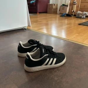 Svarta Adidas skor - Köpte för 600 och använt de cirka en vecka, säljer då jag inte vart nöjd. Bra skick inga slitage bara att höger skon är lite mer nopprig framtill vilket den va när jag fick hem den! Har skokartongen kvar🖤🤍 pris kan diskuteras!😁
