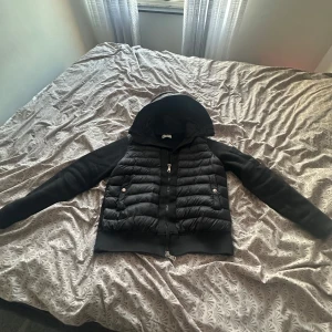 Moncler  - Snygg svart moncler jätte fin jacka kan ha på sig den sommaren.