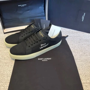 Svarta sneakers från Saint Laurent 43 - Säljer nu dessa riktigt snygga och trendiga saint Laurent skor i nyskick då dom inte andvänds längre. Storlek 43 pris kan diskuteras. Svarar på alla frågor  som finns 💸🌟🔹