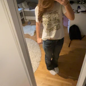 Jeans - Använd ett par gånger men fortfarande jätte bra skick. Säljer för att jag har för många jeans så använder inte dom lika mycket längre 