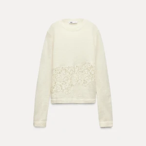 Vit tröja med spetsdetalj från Zara - *INTRESSEKOLL* Jättesnygg tröja från Zara som inte säljs längre. Aldrig använd.