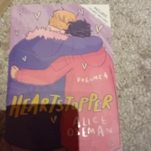 Heartstopper 4 - Heartstopper bok 4, på engelska! Köpt för ca 200kr för länge sen😅