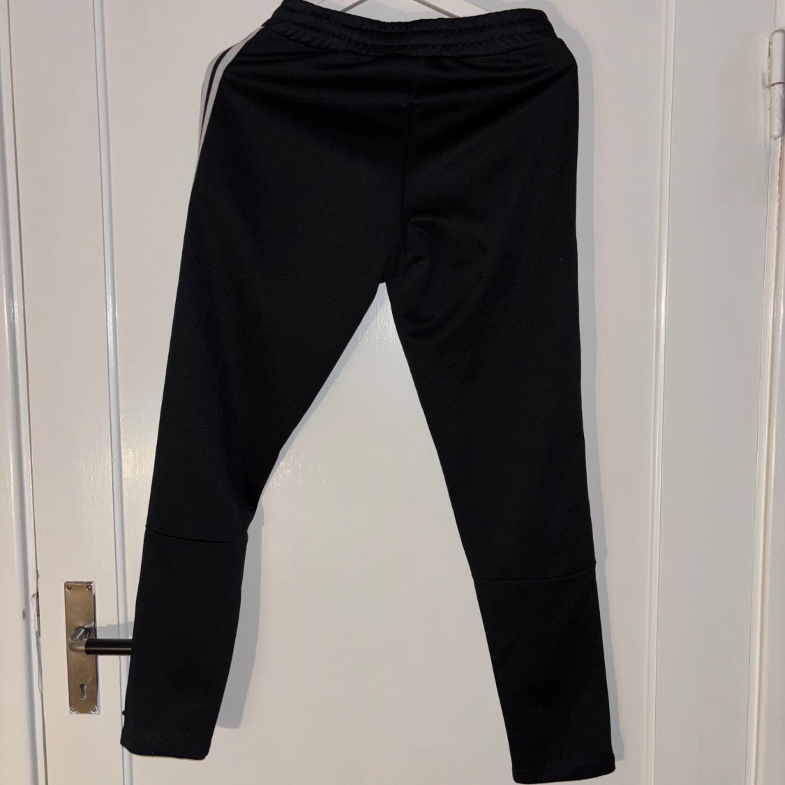 Svarta träningsbyxor med vita ränder - 1