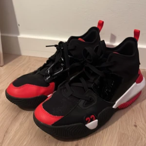 Nike Air Jordan basketskor  - Snygga basketskor i svart och rött med vit sula och Air-dämpning. Använda en halv säsong och är i väldigt bra skick. 