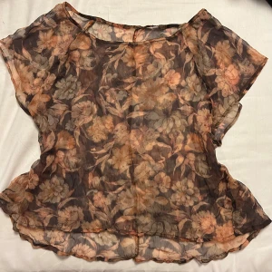 Blommig topp/blus - Jättesöt blommig blus/topp som tyvärr inte används längre. Perfekt som layering och på sommaren eftersom materialet är väldigt luftigt