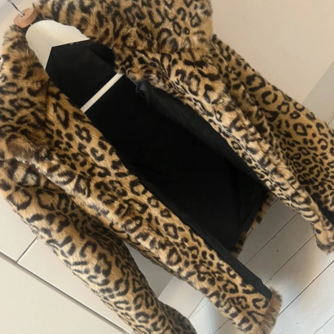 Leopardmönstrad pälsjacka - 1