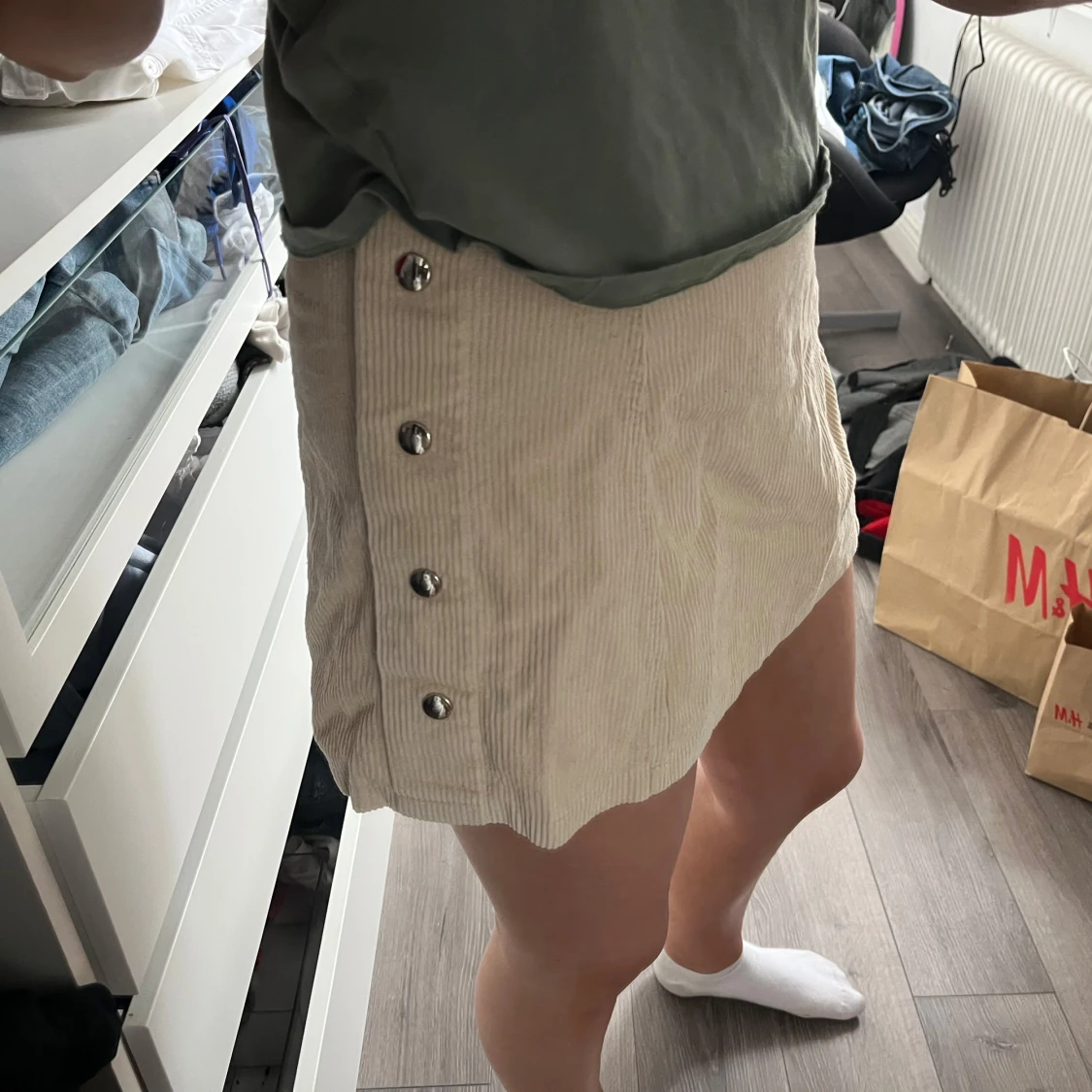 Beige kortkjol med knappar - 1