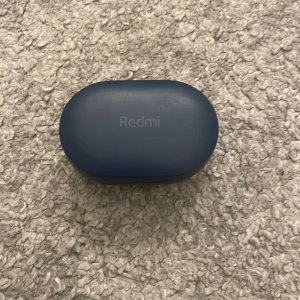 Redmi hörlurar  - Säljer dessa knappt använda redmi trådlösa hörlurar då de inte kommer till användning. Tror att de laddas med Samsung laddare. Original priset är högre än det jag säljer dom för. 
