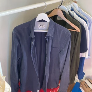 Mörkblå skjorta från Acne Studios - Riktigt skön Acne Studios skjorta med washed färg, askönt material och väldigt lufftig i passform perfekt för sommaren, rått så ny och inte jätte använd. Modell: Isherwood pop