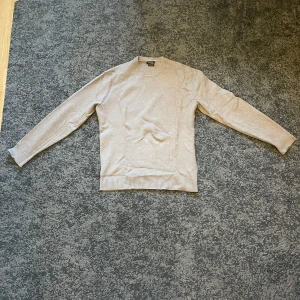 Massimo Dutti rundhalsad stickad tröja - Säljer en brun rundhalsad stickad tröja från Massimo Dutti i storlek L men sitter mer som M.