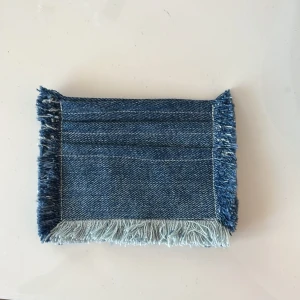 Jeans plånbok  - Säljer en blå jeans plånbok med fransar runt kanterna. Som har tre rymliga fack. Helt ny.