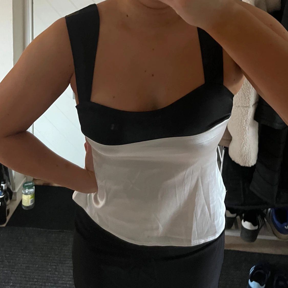 Svartvit korsett med knytband