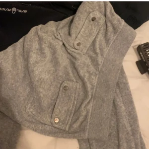 Juicy grå  - Säljer grå juicy mjukis. Köpte från Plick och har använts några ggr, materialen känns som handduk vilket jag inte vet varför. Men passar perfekt och ser ny ut.